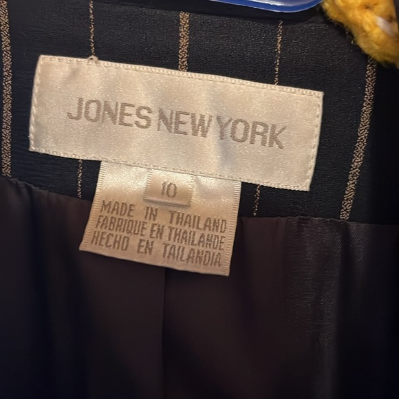 Jones of New York Navy Pin Stripe Suit. - Picture 2 of 4